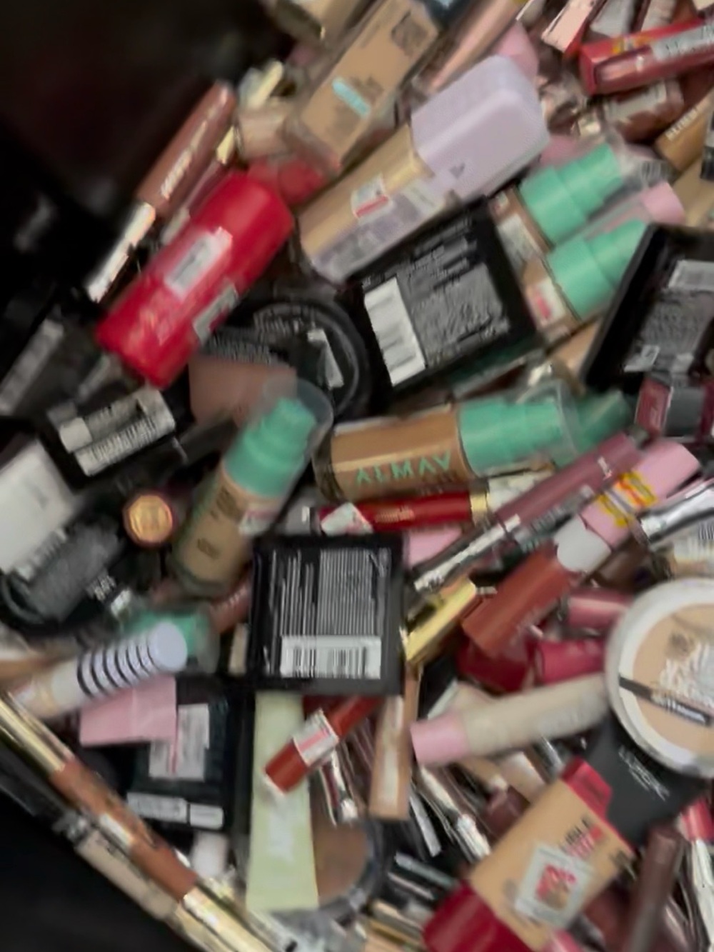 100 mix Assorted Women Makeup mix brands Collection - Red, Pink, Green Shades